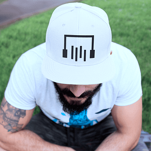 DJ Norman – Snapback CAP white – logo headphone embroidered in black