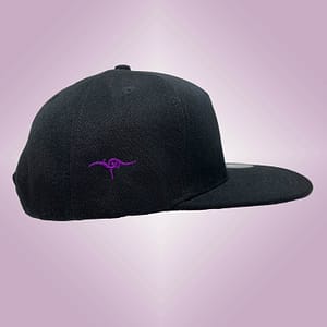 DANA – Black snapback cap – Big logo embroidered in purple